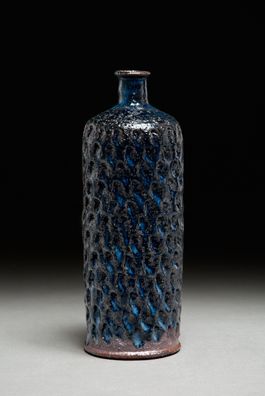 #4.16 Flaske m stempler- granitsten. H 34 cm.